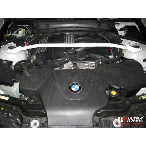 Передняя распорка стоек Ultra Racing на BMW E46 3 серии